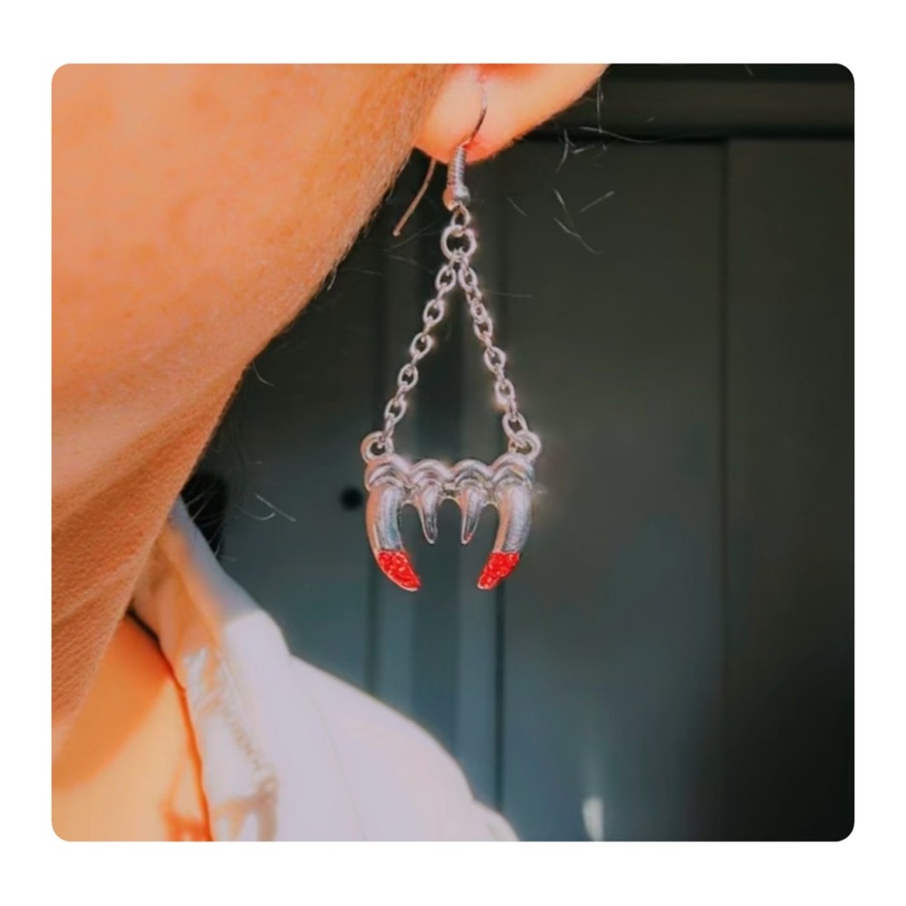 β
Vintage Y2K Vampire Fangs Dangling Earrings - Silver/Red β
- Picture 15 of 15